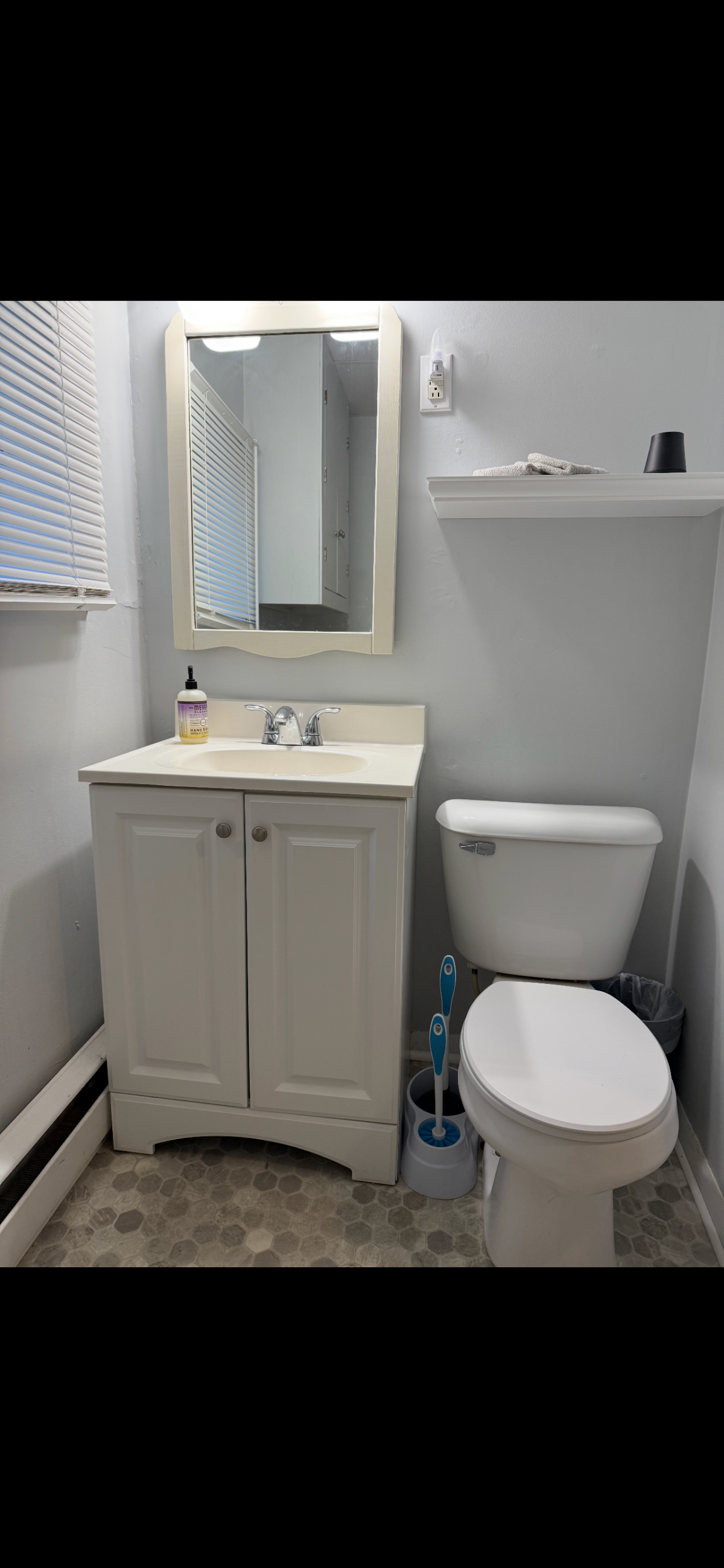 Comfortable In Town Apartment - Photo 12