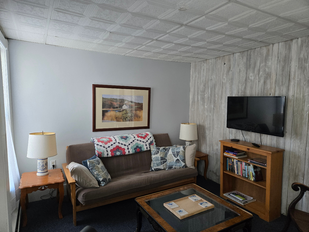 Comfortable In Town Apartment - Photo 6