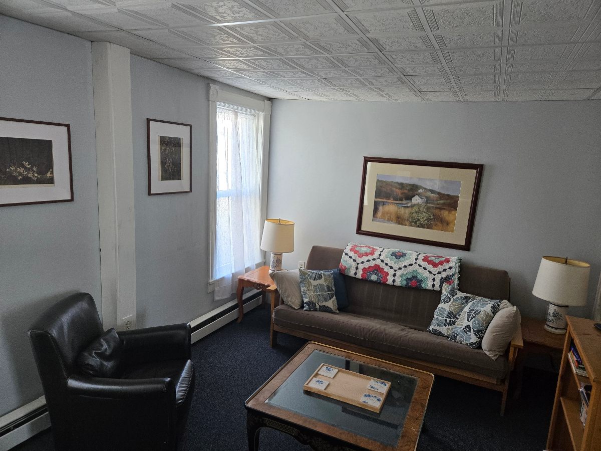 Comfortable In Town Apartment - Photo 7