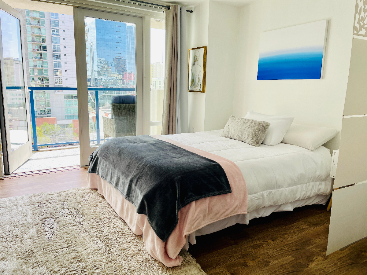 Sunlit Condo w Sunset View in Downtown San Diego - Parking Included - Photo 3
