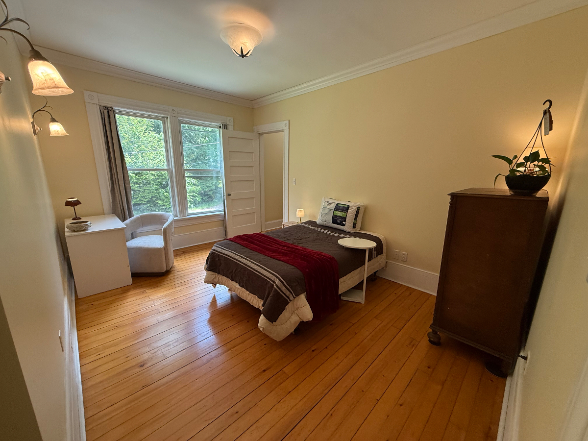 Safe, Peaceful, Private Bedroom with attached Private Bath 1 mile to hospital (females only) - Photo 1