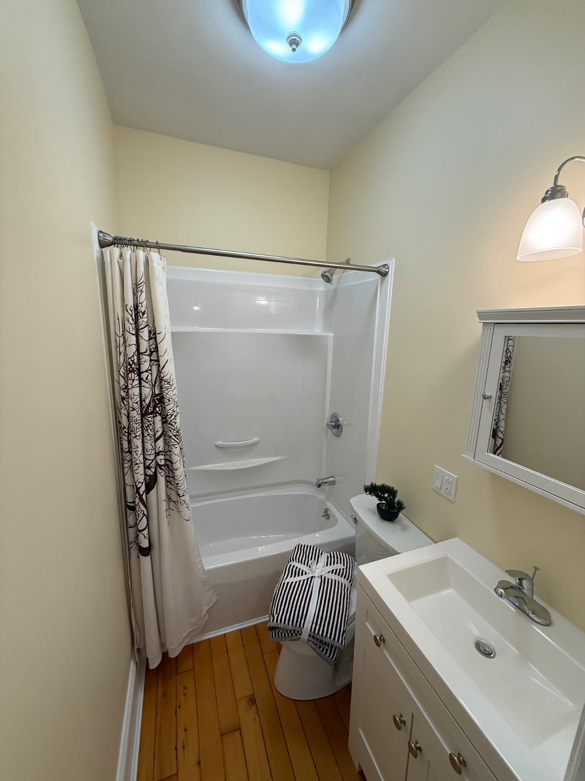 Safe, Peaceful, Private Bedroom with attached Private Bath 1 mile to hospital (females only) - Photo 2