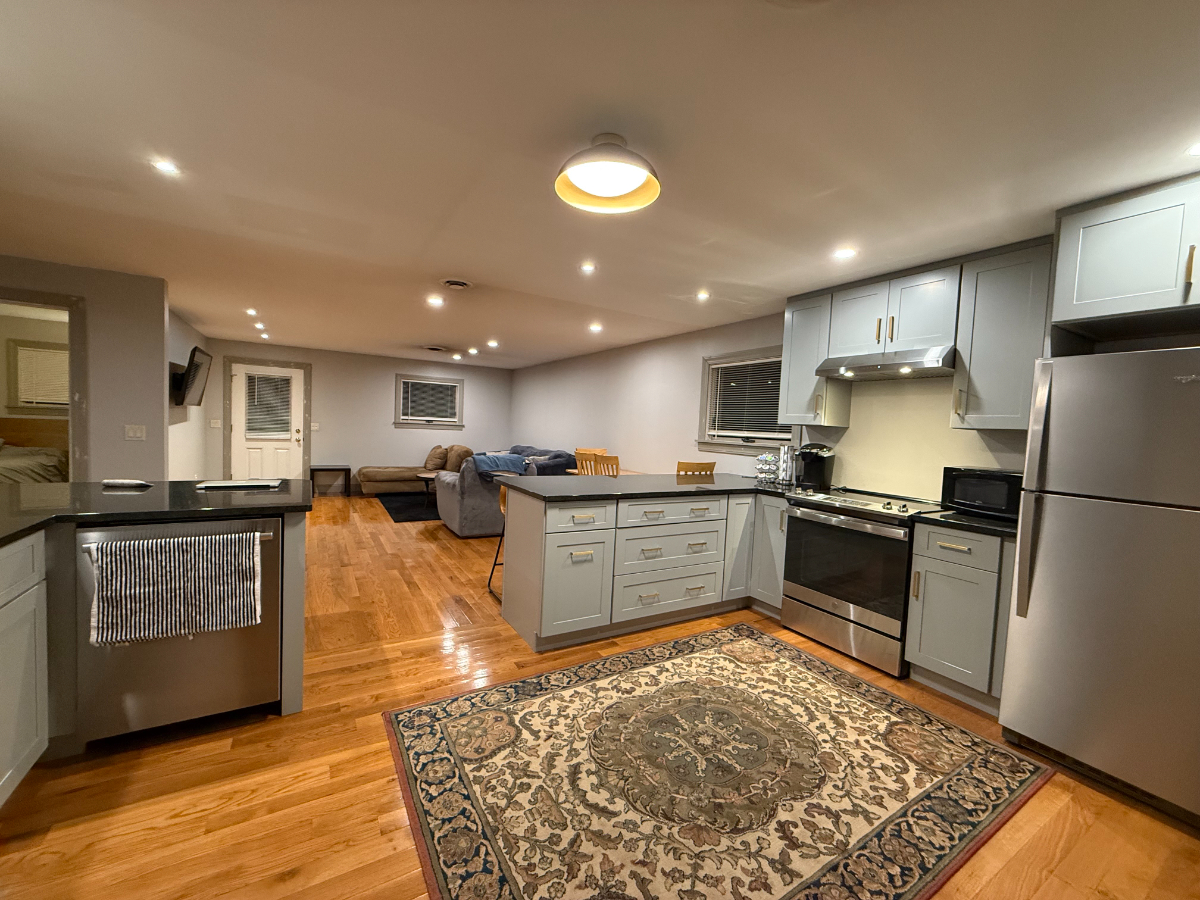 Stylish Private Guest House with Open Kitchen, Smart TV & Patio - Utilities Included - Photo 8