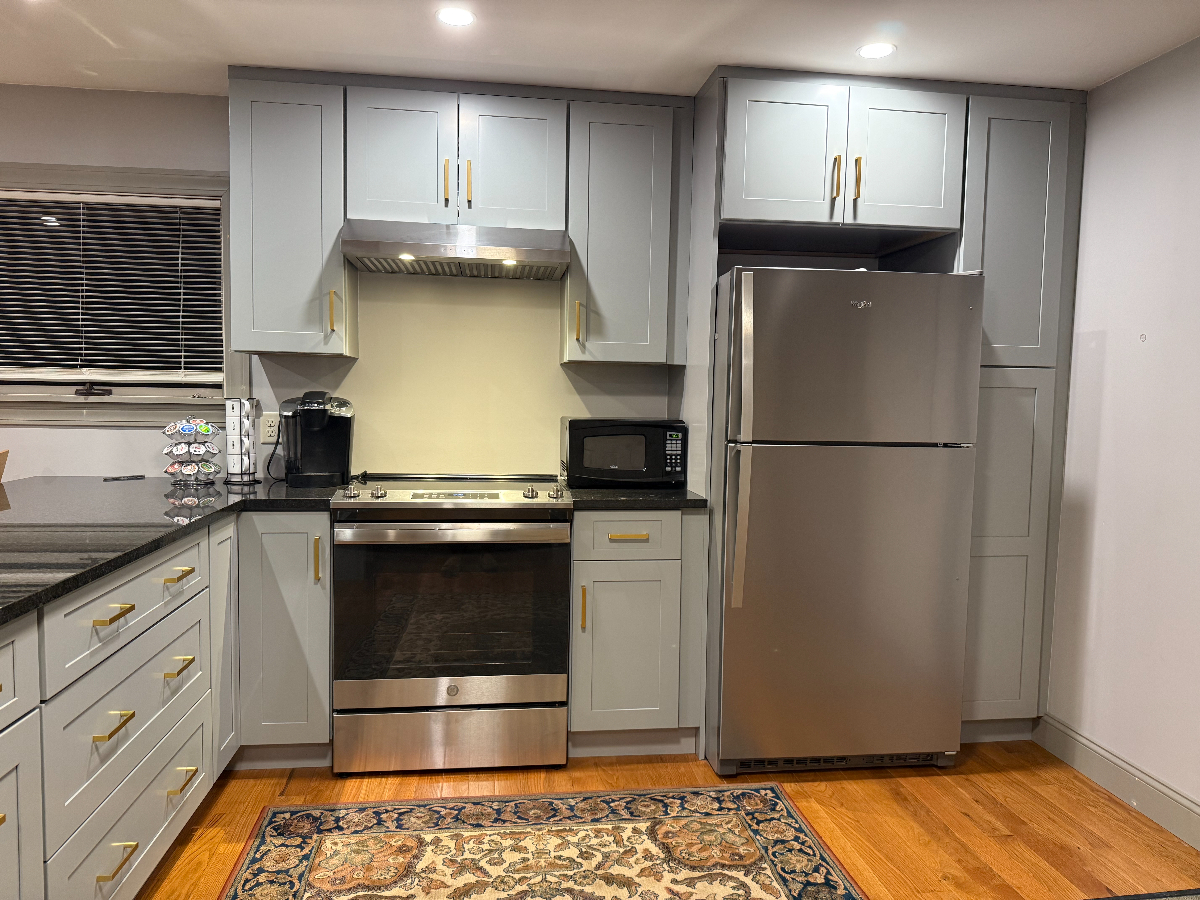 Stylish Private Guest House with Open Kitchen, Smart TV & Patio - Utilities Included - Photo 7