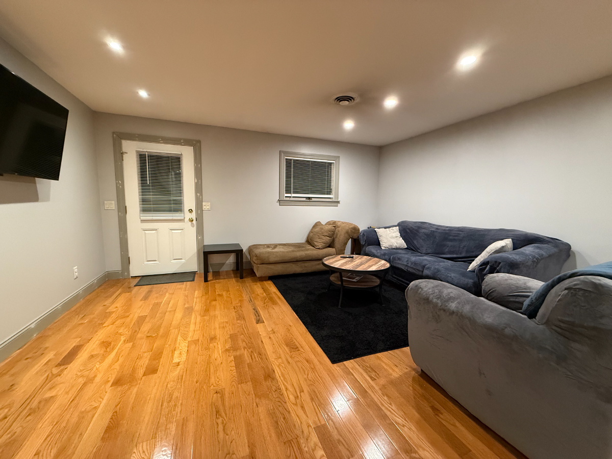 Stylish Private Guest House with Open Kitchen, Smart TV & Patio - Utilities Included - Photo 2