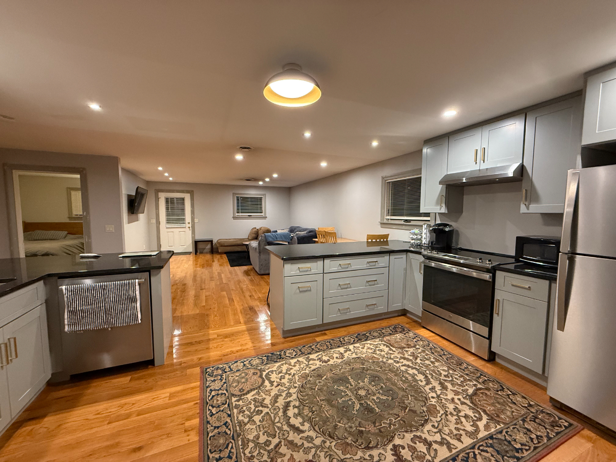 Stylish Private Guest House with Open Kitchen, Smart TV & Patio - Utilities Included - Photo 9