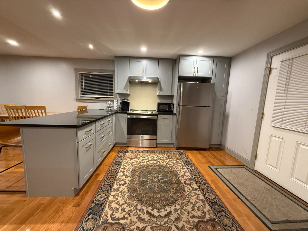 Stylish Private Guest House with Open Kitchen, Smart TV & Patio - Utilities Included - Photo 5