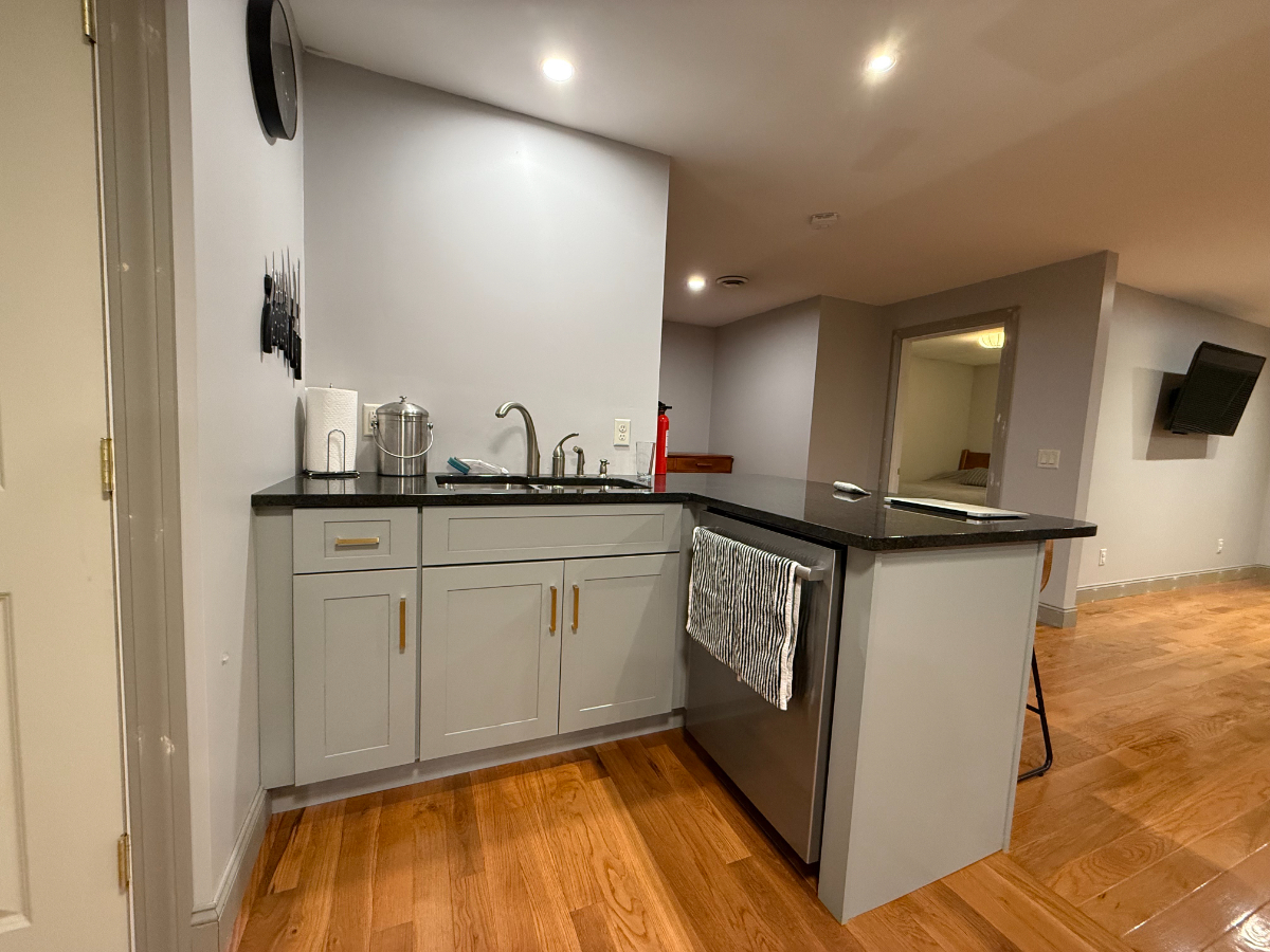 Stylish Private Guest House with Open Kitchen, Smart TV & Patio - Utilities Included - Photo 10