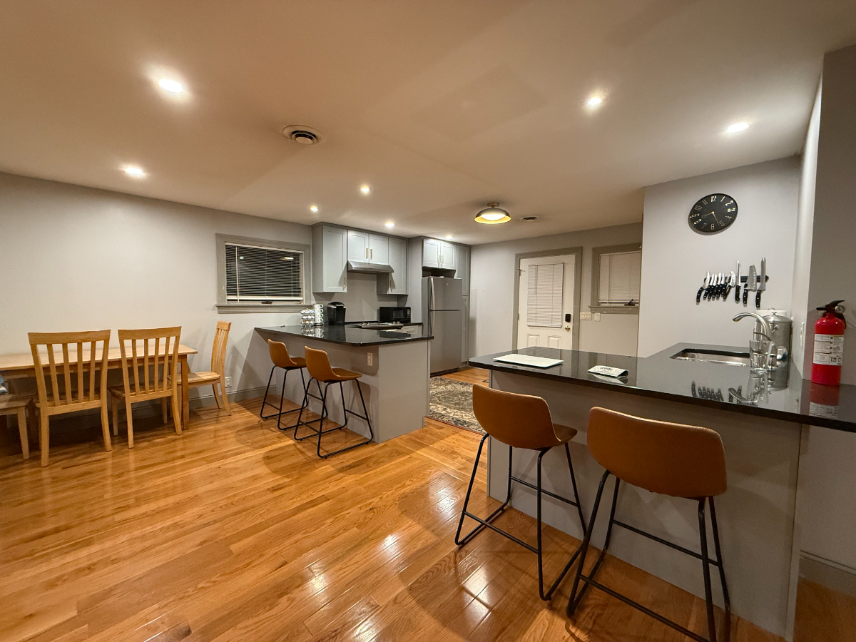 Stylish Private Guest House with Open Kitchen, Smart TV & Patio - Utilities Included - Photo 3