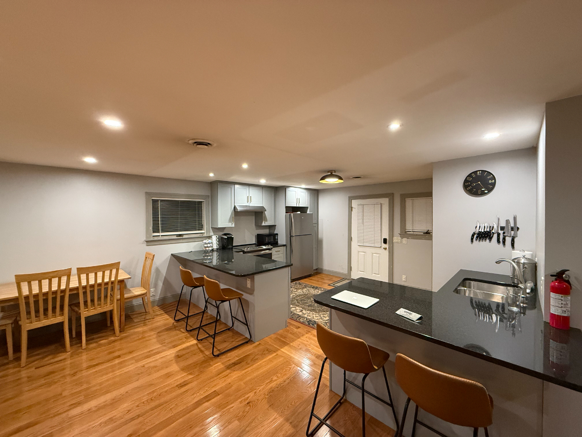 Stylish Private Guest House with Open Kitchen, Smart TV & Patio - Utilities Included - Photo 4