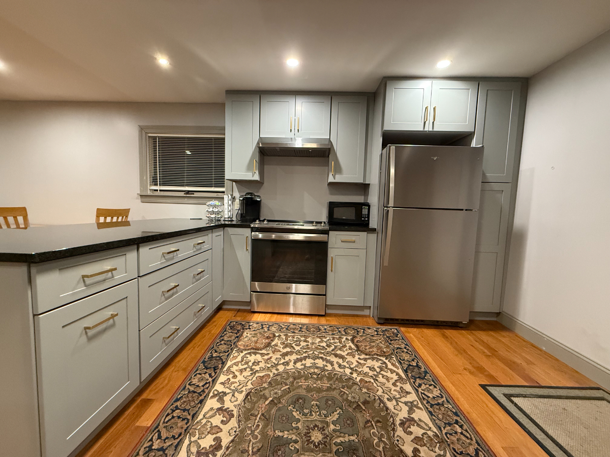 Stylish Private Guest House with Open Kitchen, Smart TV & Patio - Utilities Included - Photo 6