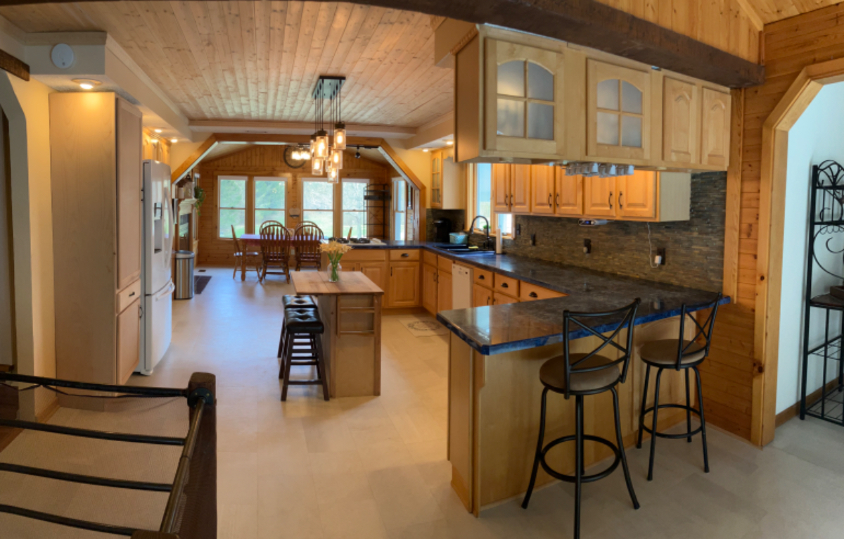 Spacious executive/military housing near Micron/Hancock ANG Field - Photo 2