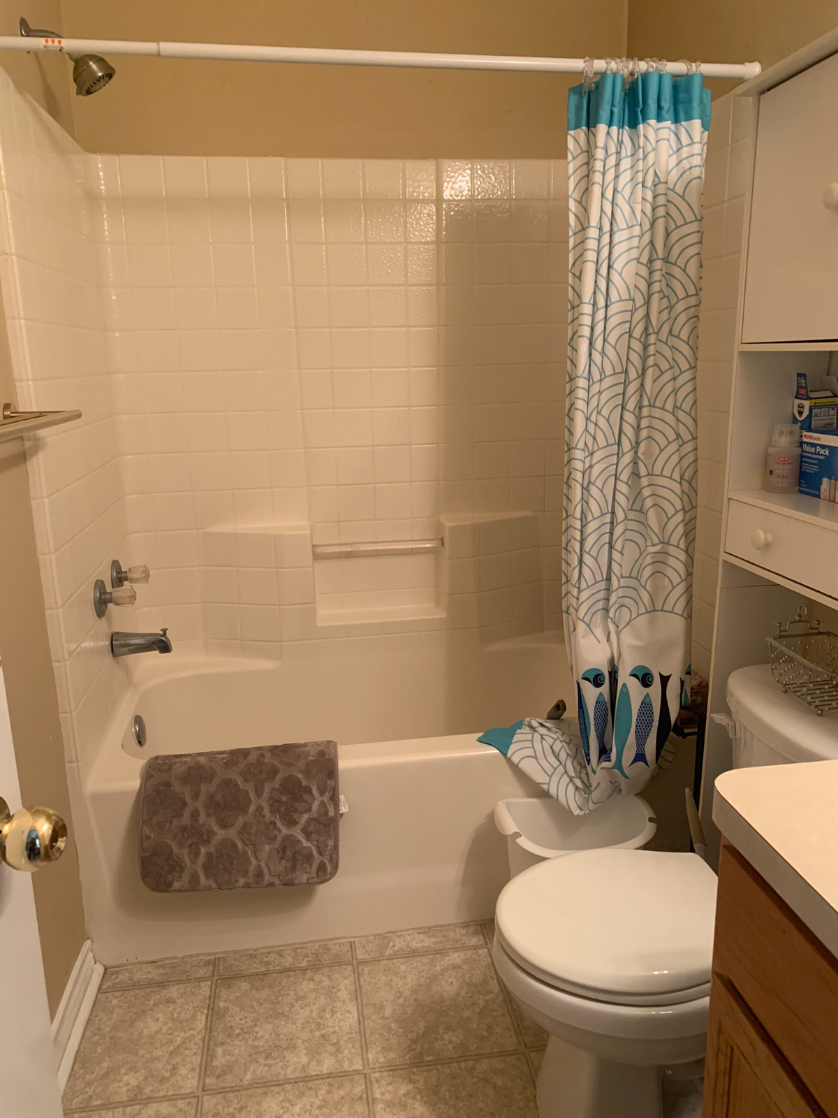 Private bedroom with an attached bathroom - Photo 8