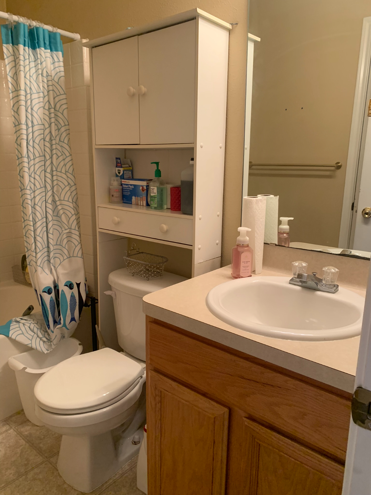 Private bedroom with an attached bathroom - Photo 10