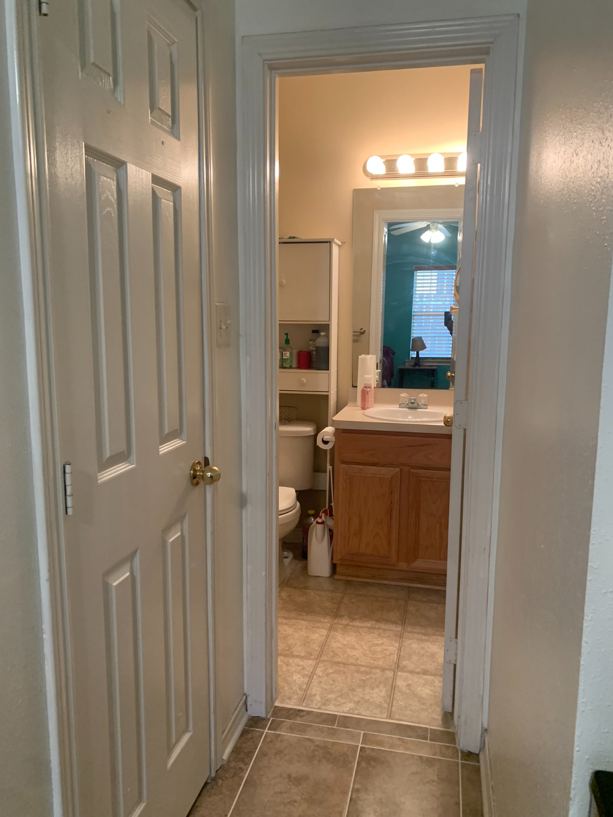 Private bedroom with an attached bathroom - Photo 11