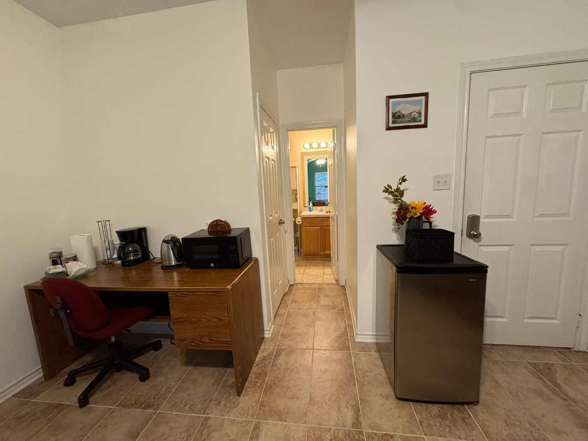 Private bedroom with an attached bathroom - Photo 3