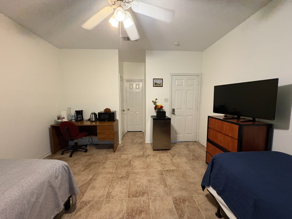 Private bedroom with an attached bathroom - Photo 2