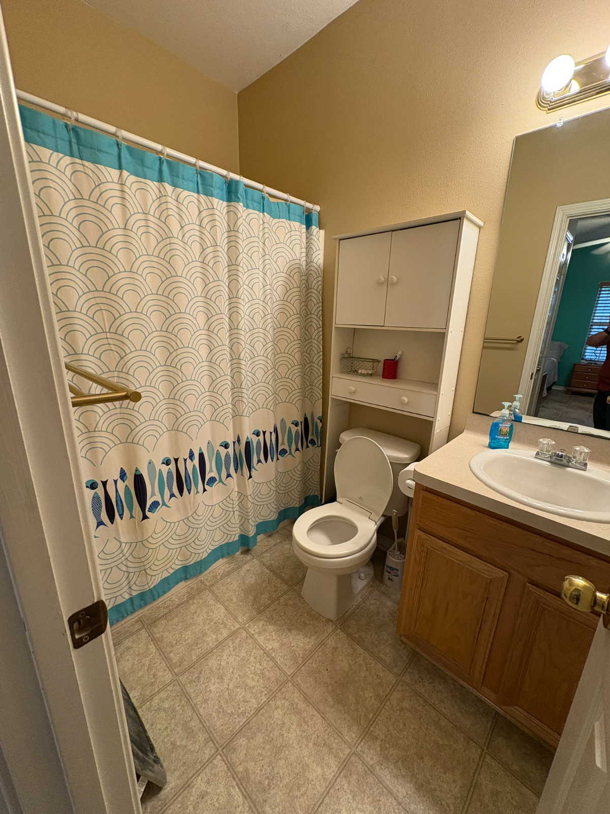 Private bedroom with an attached bathroom - Photo 9