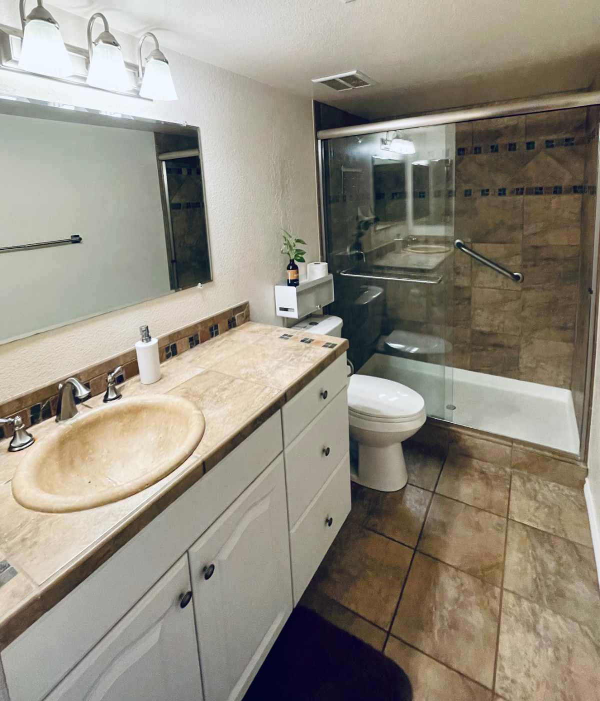 Updated 2BR Gem Close to Old Town with Pool - Photo 7