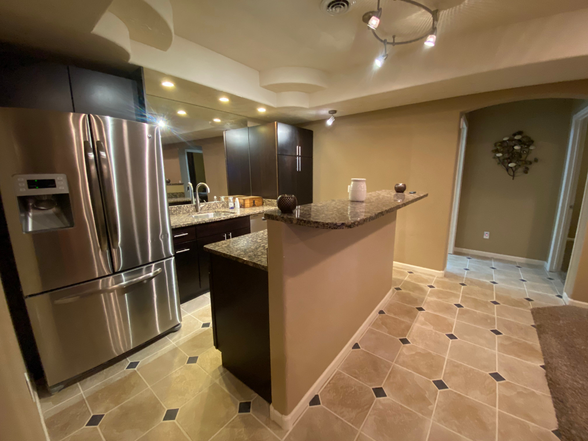 Cozy, quiet Bedroom with a Bathroom and Kitchenette - Photo 2