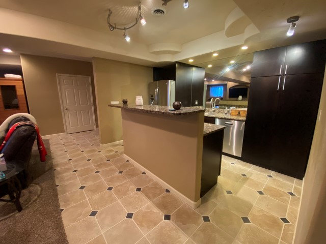 Cozy, quiet Bedroom with a Bathroom and Kitchenette - Photo 3