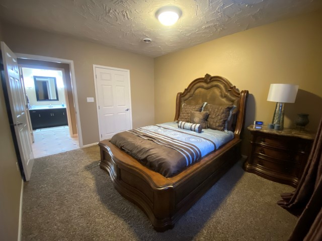 Cozy, quiet Bedroom with a Bathroom and Kitchenette - Photo 6