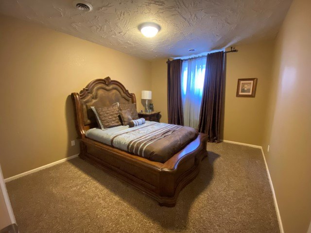 Cozy, quiet Bedroom with a Bathroom and Kitchenette - Photo 5