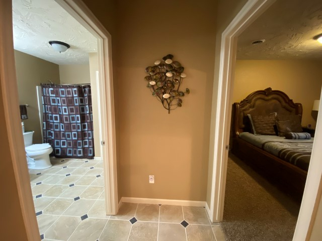 Cozy, quiet Bedroom with a Bathroom and Kitchenette - Photo 4