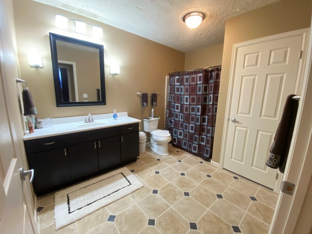 Cozy, quiet Bedroom with a Bathroom and Kitchenette - Photo 8