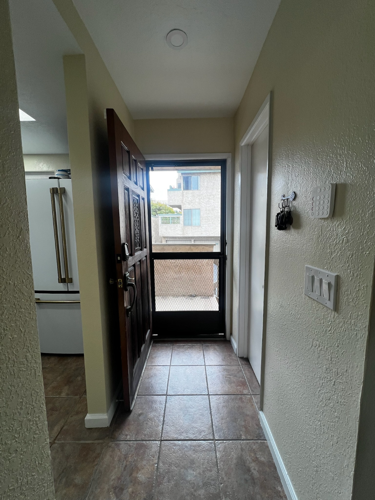 Stylish Ocean Beach Townhouse - Walk to the Sand, Relax in Comfort - Photo 3