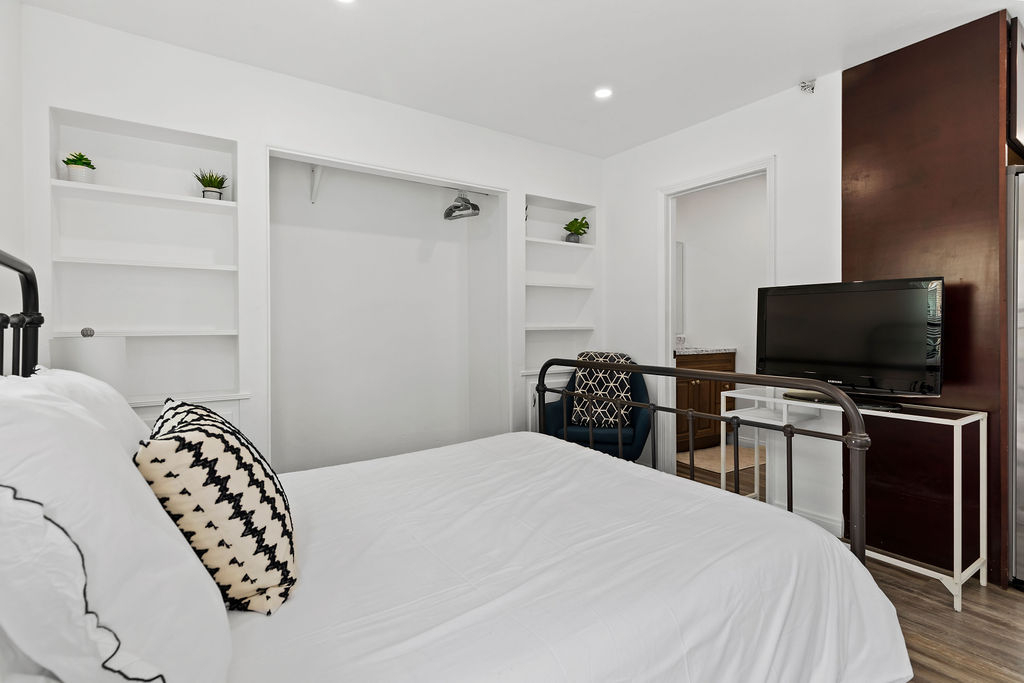 Large Studio In Banker's Hill - Walking Distance To Little Italy and Balboa Park - Photo 6