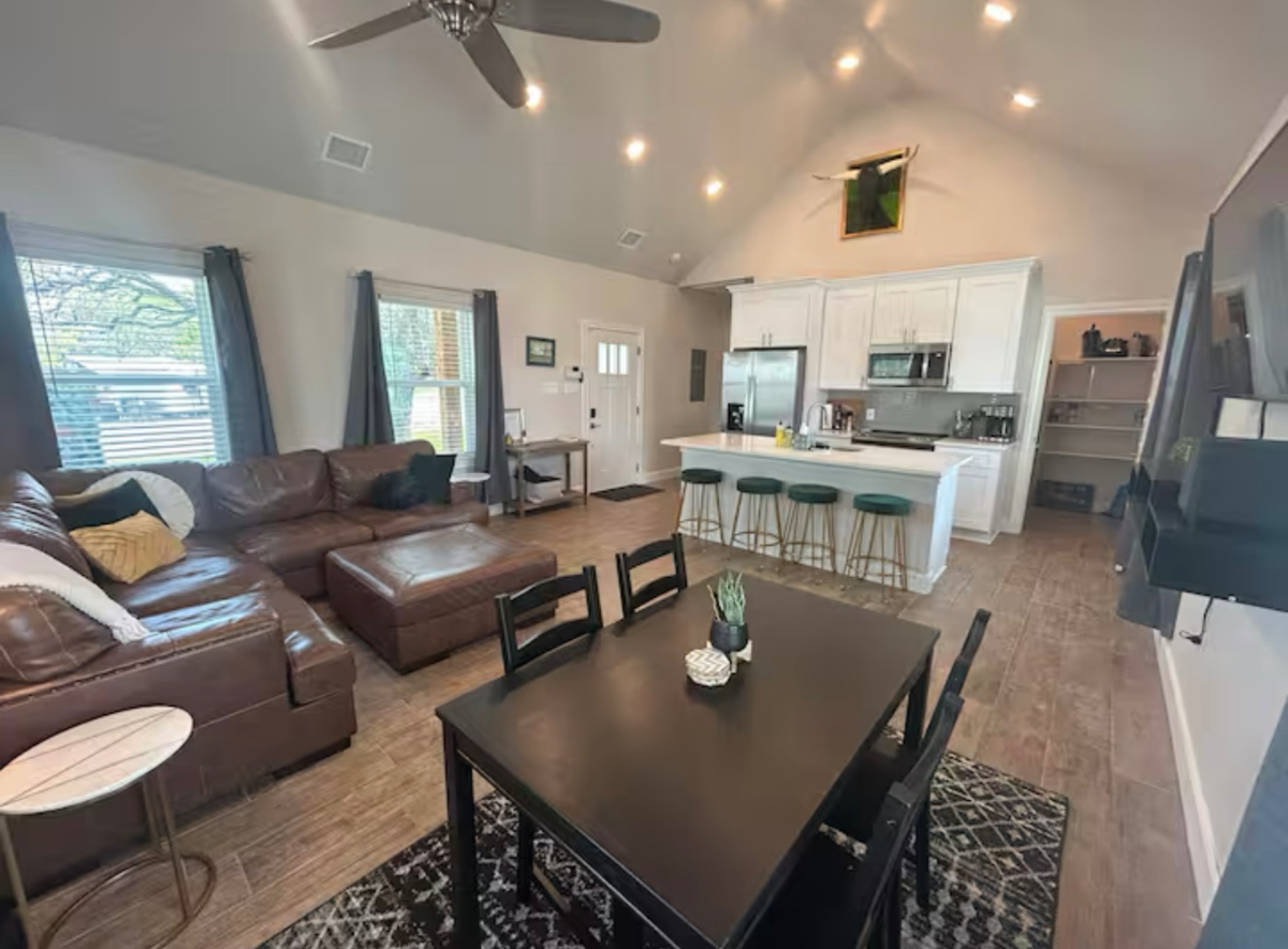 Fun cozy new home - Photo 8
