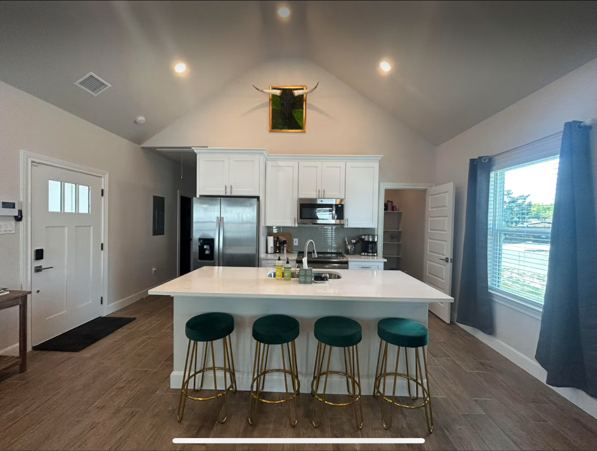 Fun cozy new home - Photo 9