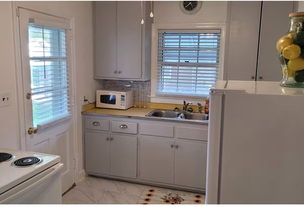 Cozy 2 Bedroom Home - Photo 3