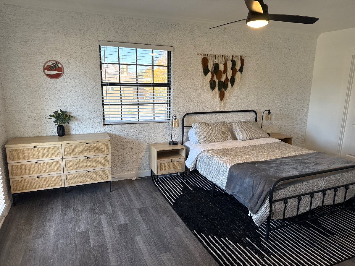 Private bedroom/laundry in shared 2bd/2ba casita