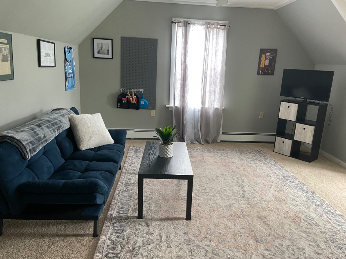 Entire upstairs rental 5 minutes from hospital - Photo 4