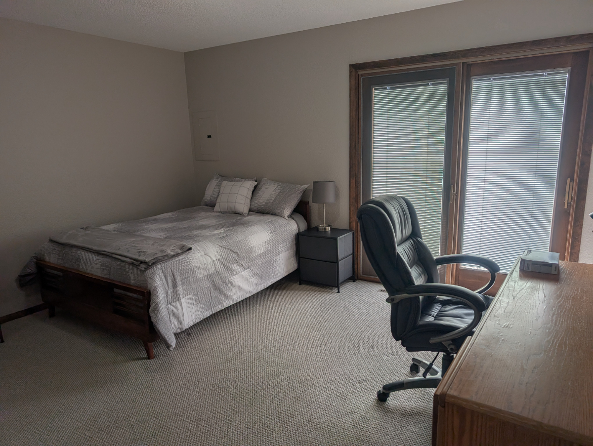 Sunny Modern 2 Bedroom, 2 Full Bath  double garage with updated kitchen in quiet area - Photo 2