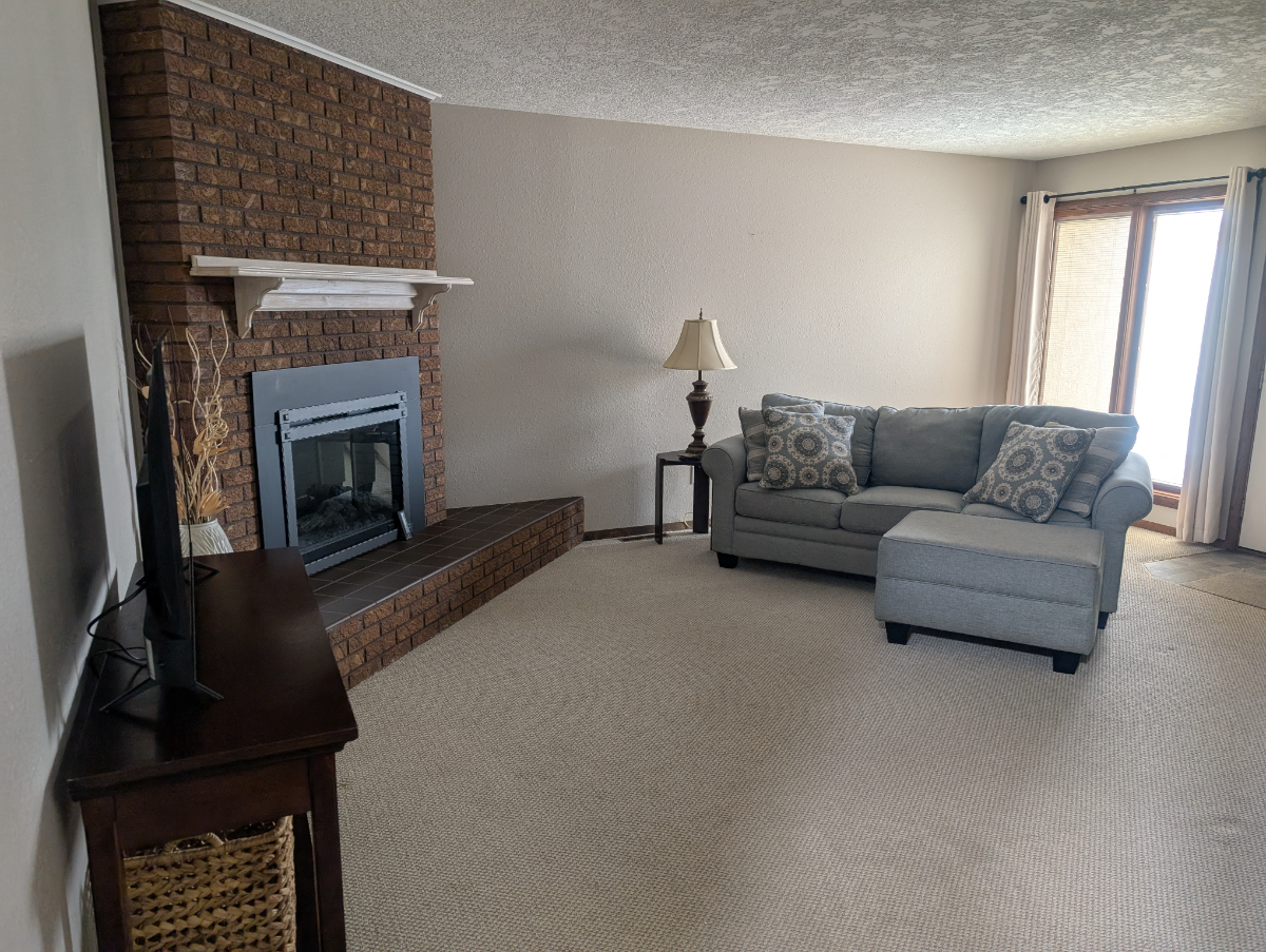 Sunny Modern 2 Bedroom, 2 Full Bath  double garage with updated kitchen in quiet area - Photo 3
