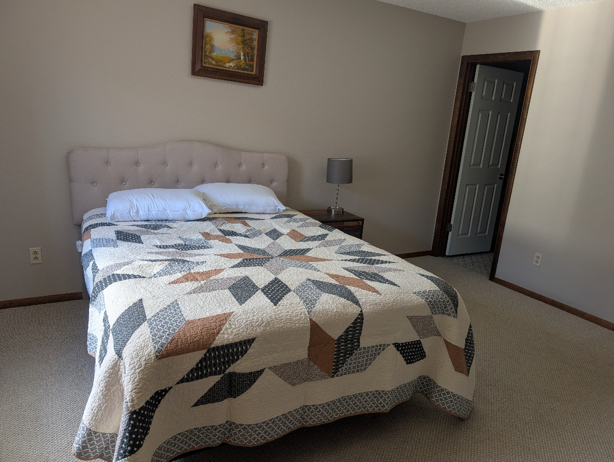Sunny Modern 2 Bedroom, 2 Full Bath  double garage with updated kitchen in quiet area - Photo 4