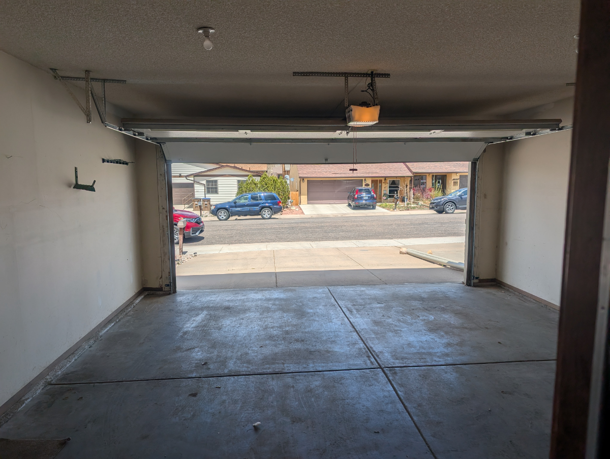 Sunny Modern 2 Bedroom, 2 Full Bath  double garage with updated kitchen in quiet area - Photo 6