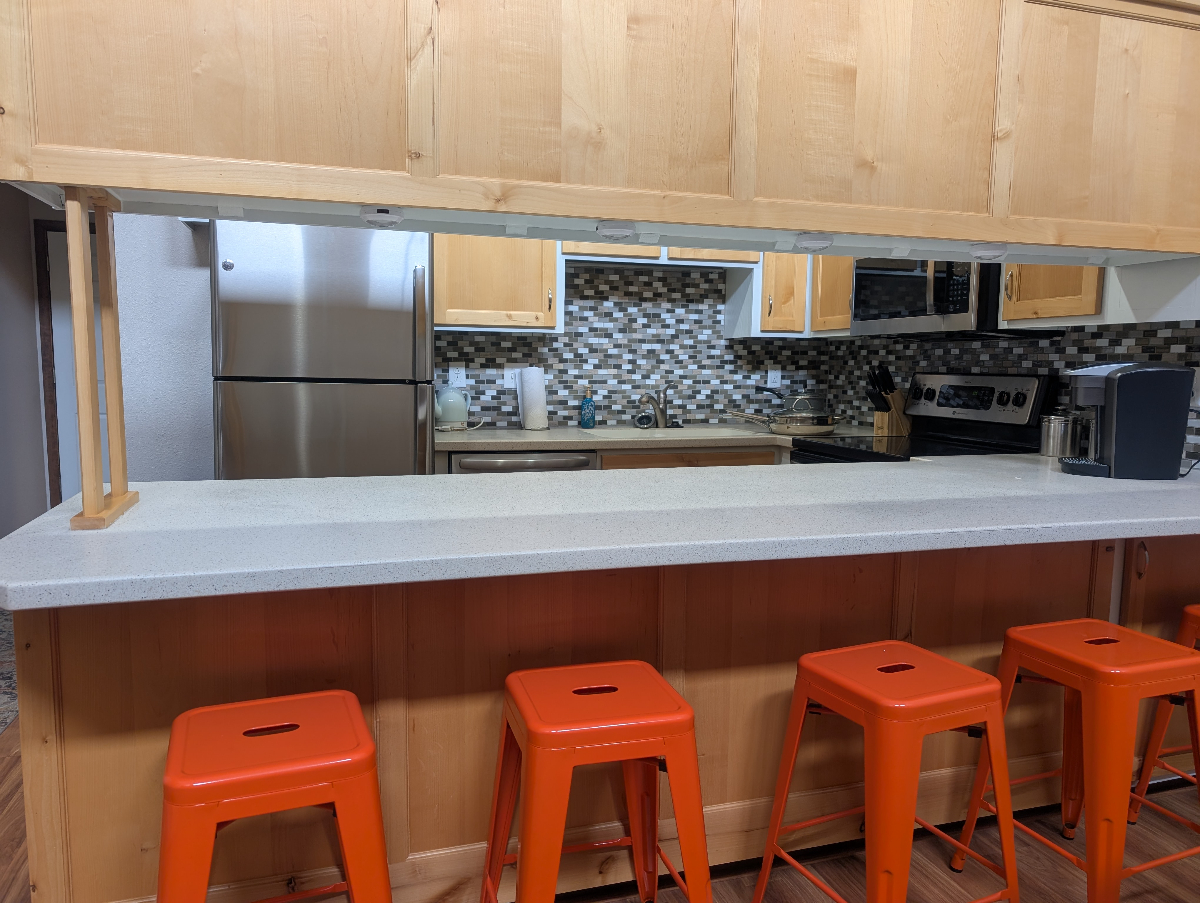 Sunny Modern 2 Bedroom, 2 Full Bath  double garage with updated kitchen in quiet area - Photo 7