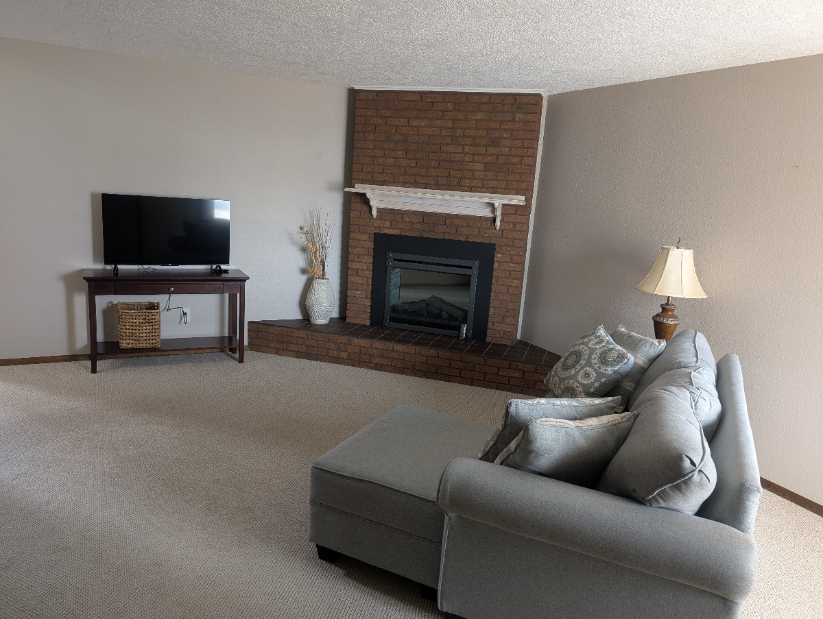 Sunny Modern 2 Bedroom, 2 Full Bath  double garage with updated kitchen in quiet area - Photo 9