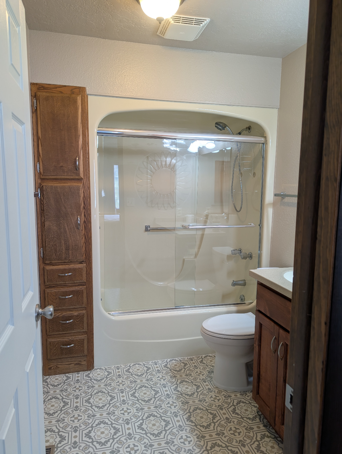 Sunny Modern 2 Bedroom, 2 Full Bath  double garage with updated kitchen in quiet area - Photo 10