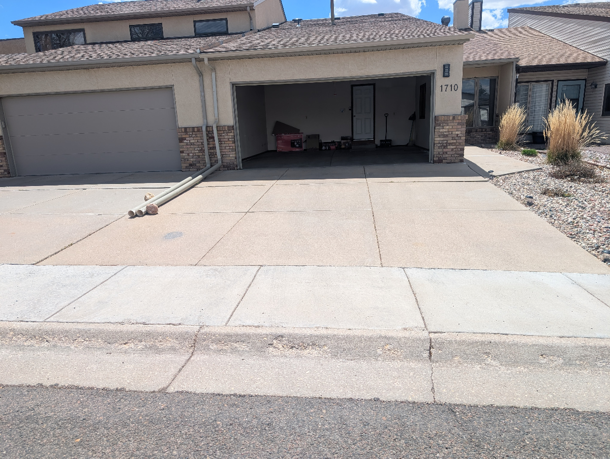 Sunny Modern 2 Bedroom, 2 Full Bath  double garage with updated kitchen in quiet area - Photo 11