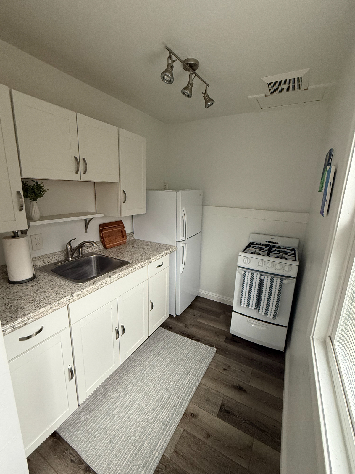 QUIET, SAFE 1 BEDROOM IN DOWNTOWN SB