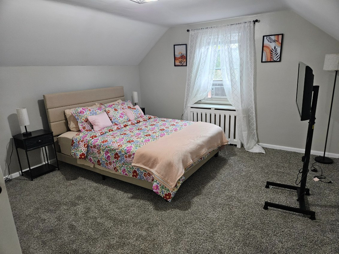 Renovated Room Close to Downtown & Hospitals