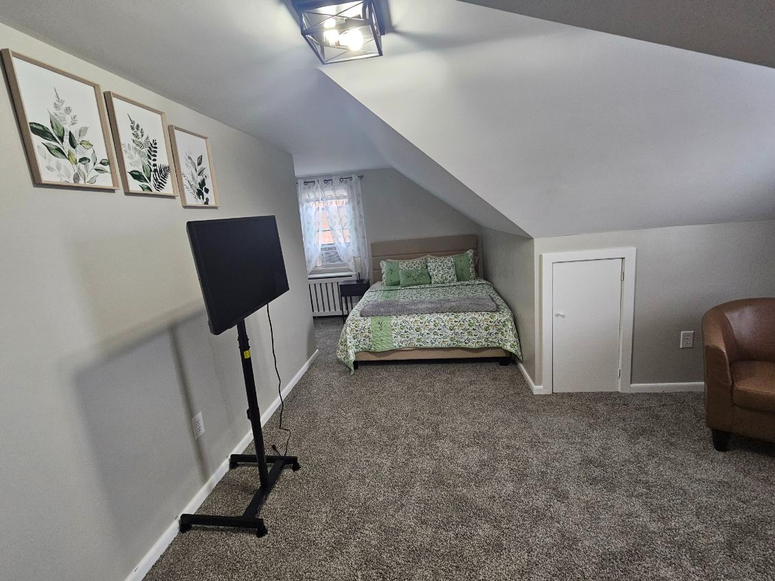 Modern Room Close to Downtown & Hospitals