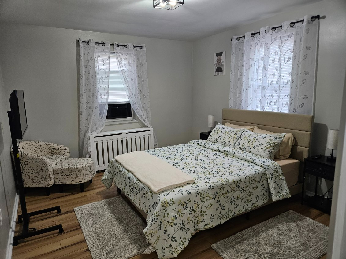 Private Room Close to Downtown & Hospitals