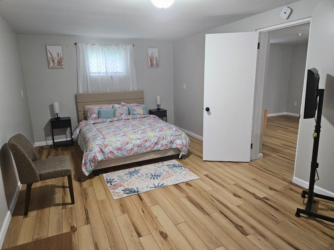 Basement Room Close to Downtown & Hospitals
