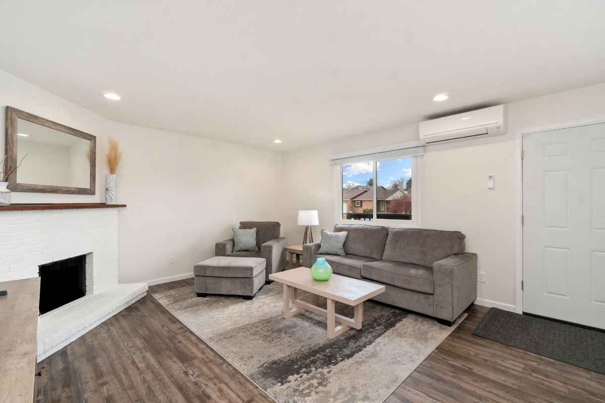 Stylish 2BR Apartment - Photo 2